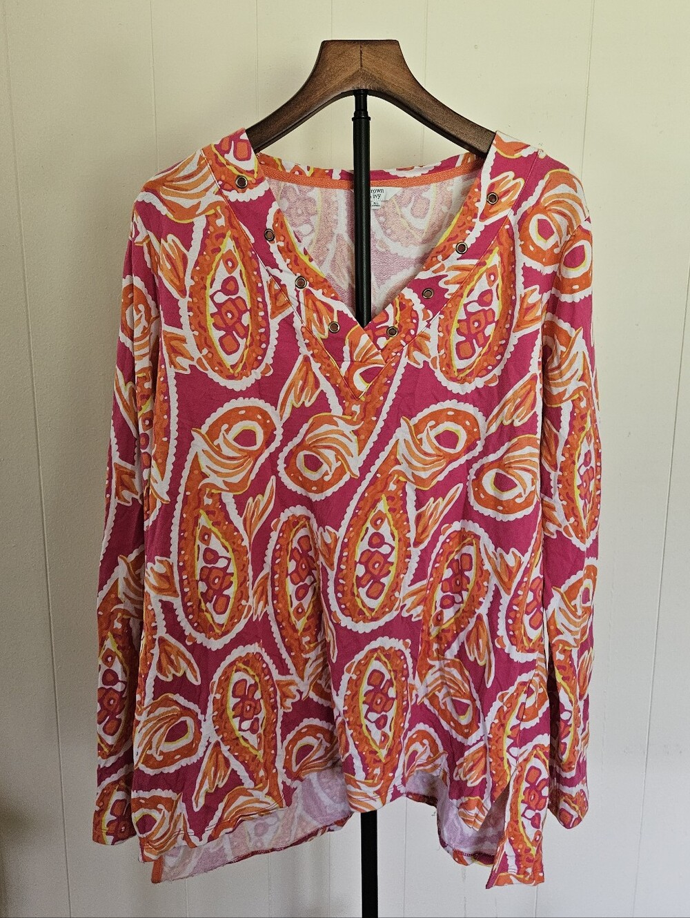 Crown & Ivy Bright Pink Paisley V-Neck Women’s Top Size XL